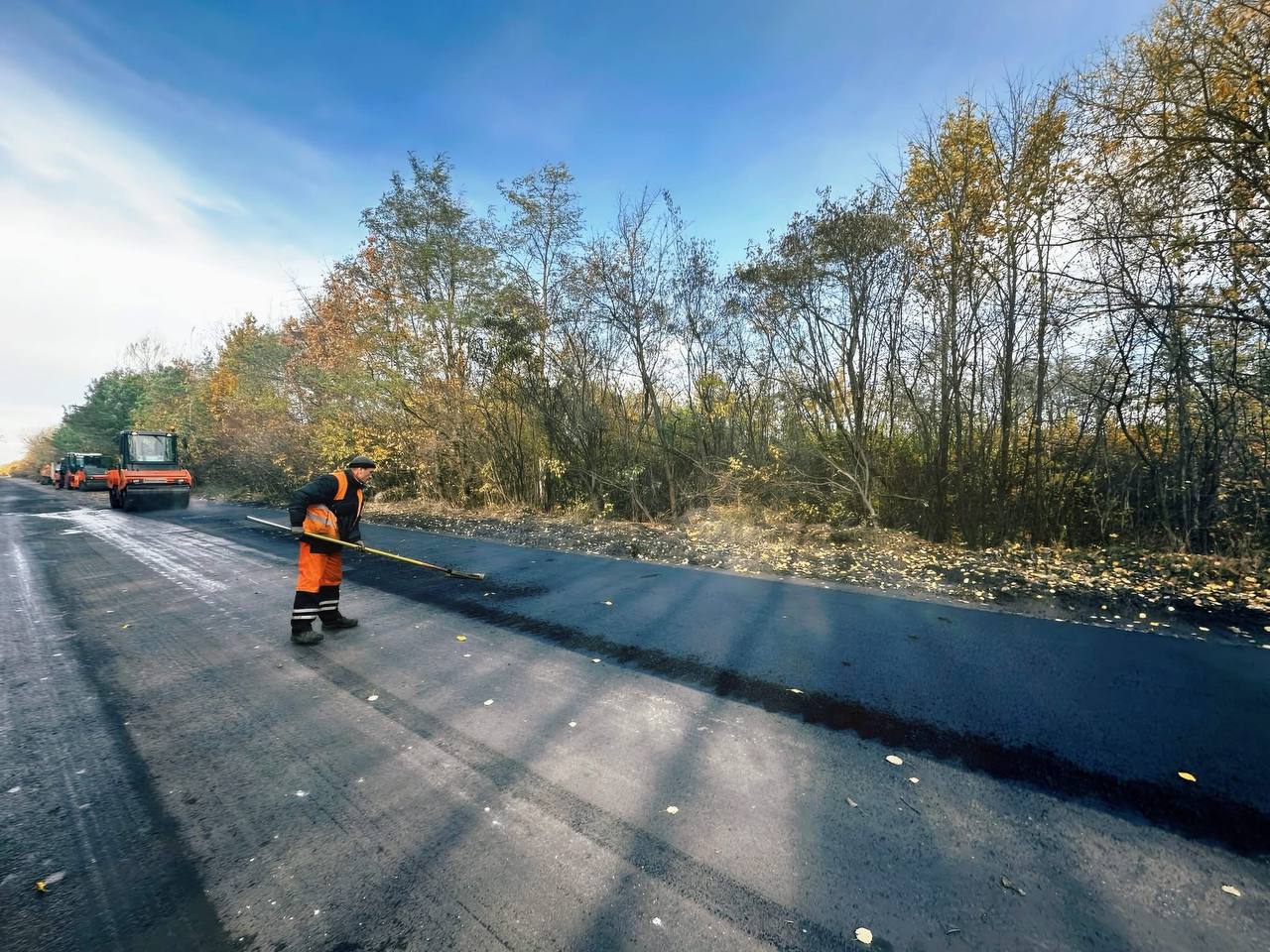 На Житомирщині ремонтують частину траси, що йде через 7 областей - фото 2