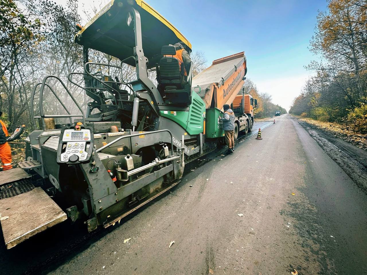 На Житомирщині ремонтують частину траси, що йде через 7 областей