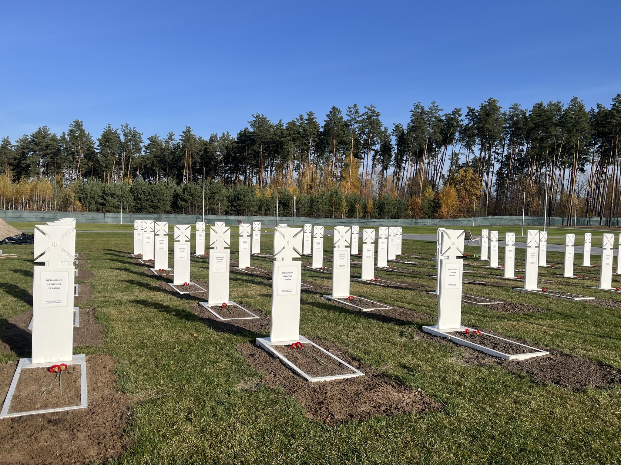На національному військовому кладовищі поховали ще 11 захисників, чиї імена не встановлені - фото 3