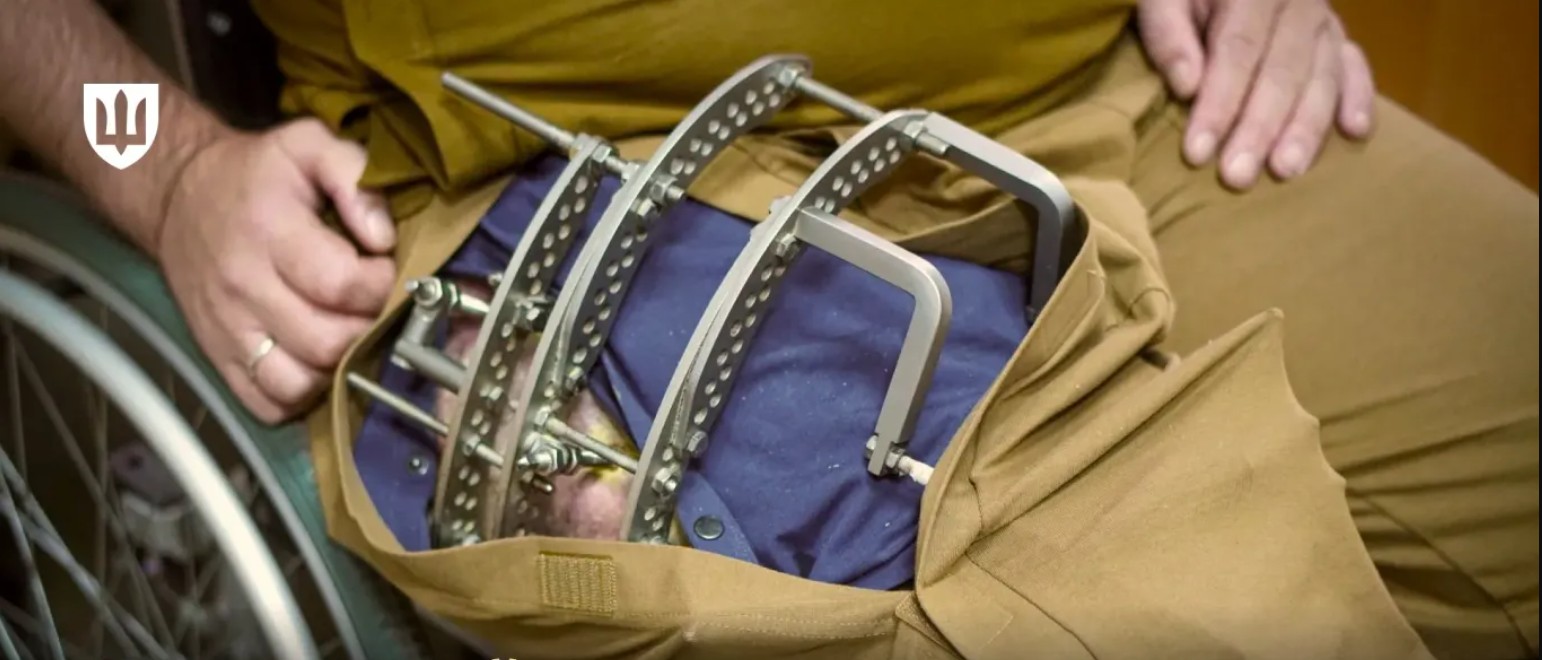 Поранені захисники отримали перші партії адаптивного одягу