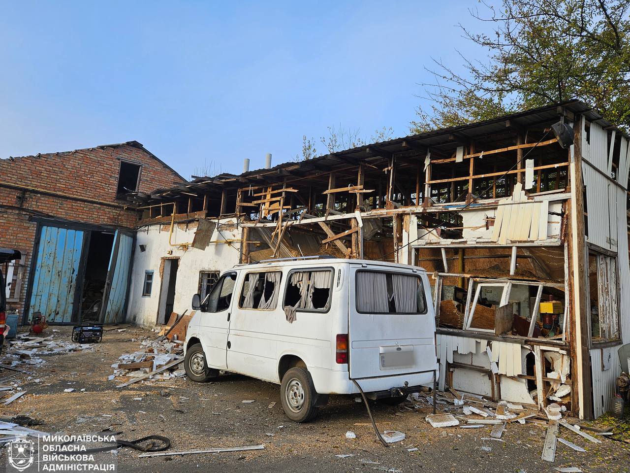 У Миколаєві внаслідок обстрілу горів супермаркет і СТО