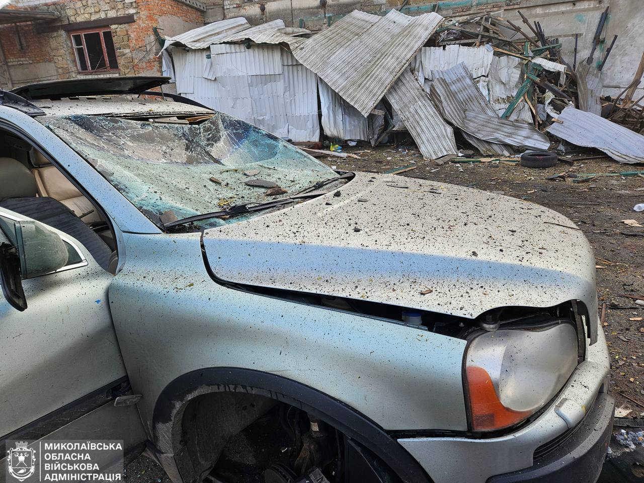 У Миколаєві внаслідок обстрілу горів супермаркет і СТО - фото 2