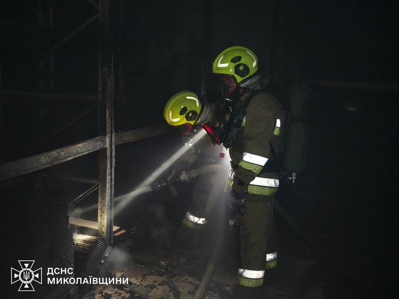 У Миколаєві внаслідок обстрілу горів супермаркет і СТО - фото 3