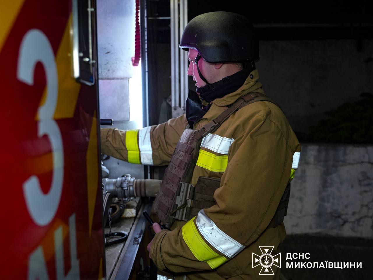 У Миколаєві внаслідок обстрілу горів супермаркет і СТО - фото 4