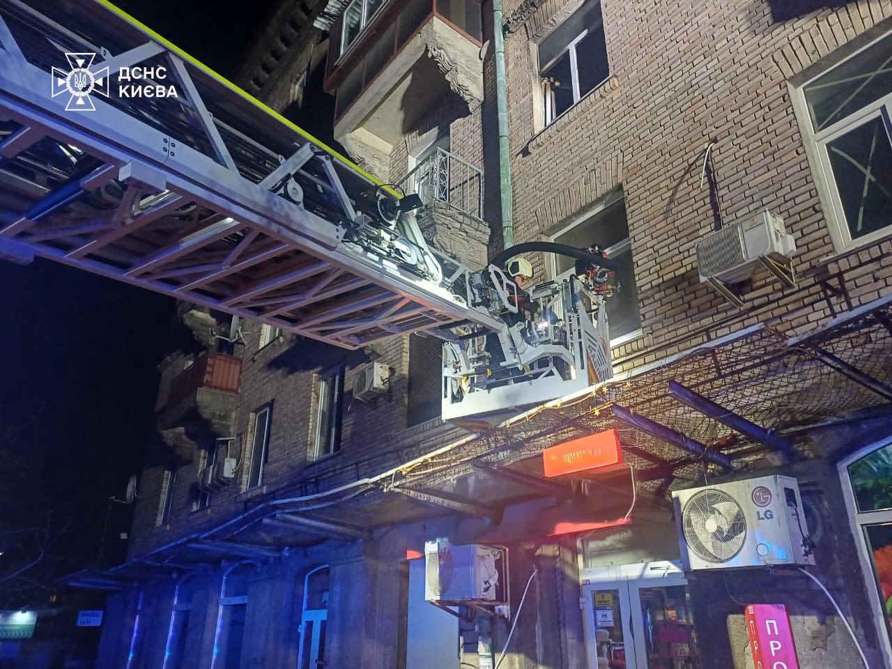 У столиці з палаючої квартири врятували двох жінок