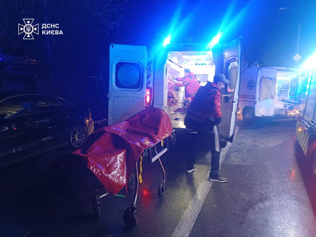 У столиці з палаючої квартири врятували двох жінок - фото 2