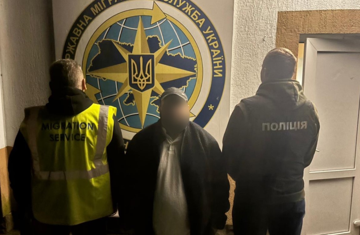 Міграційники Вінниччини примусово видворили з України грузина