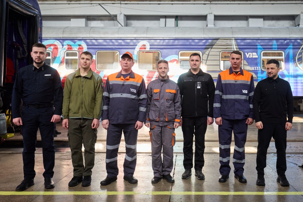 Зеленський зустрівся із залізничниками та привітав їх з професійним святом - фото 4