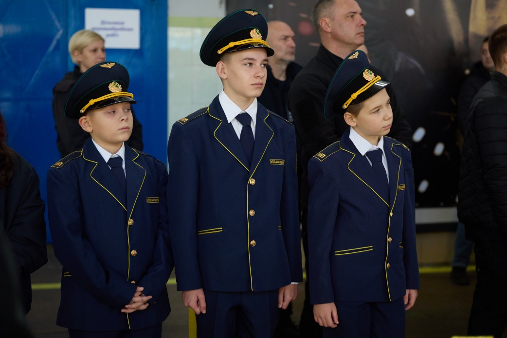 Зеленський зустрівся із залізничниками та привітав їх з професійним святом - фото 5