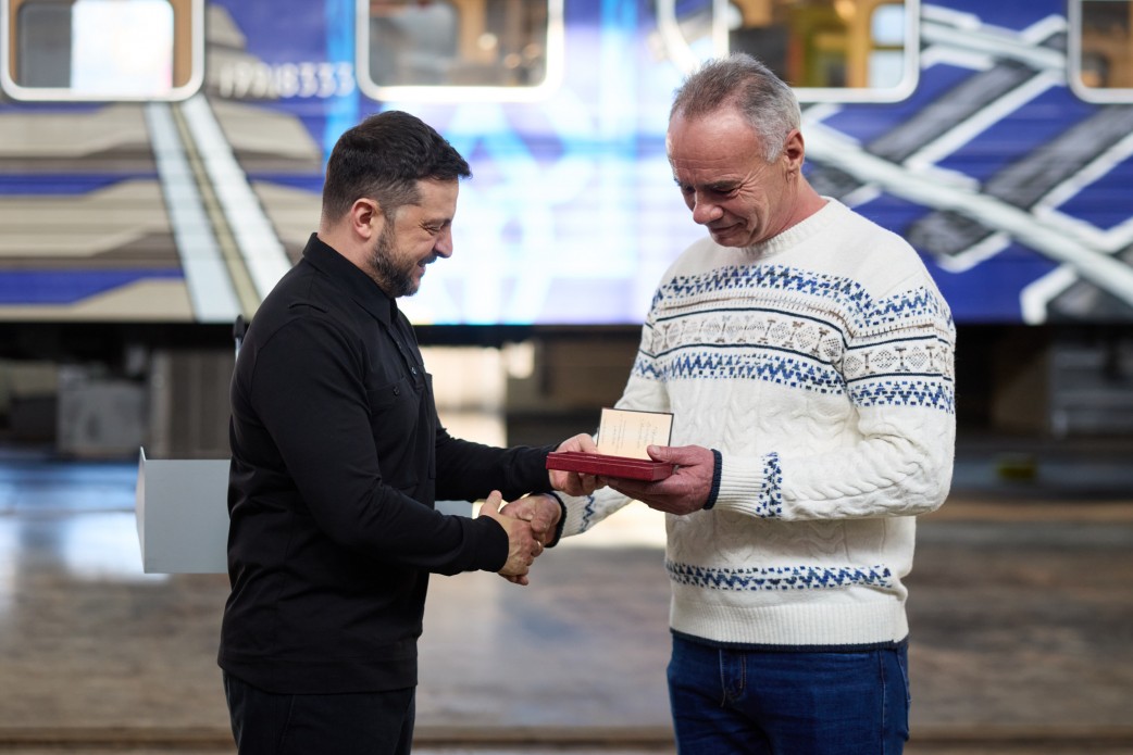 Зеленський зустрівся із залізничниками та привітав їх з професійним святом - фото 6