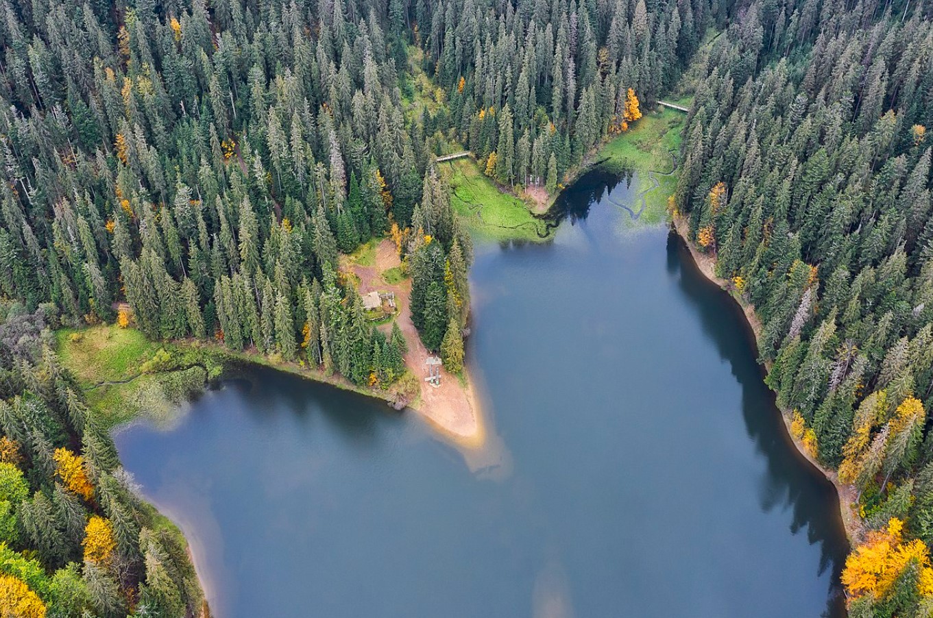 Чому всіх цікавить Синевирська Поляна? Історія та головні локації села біля карпатського озера - фото 2