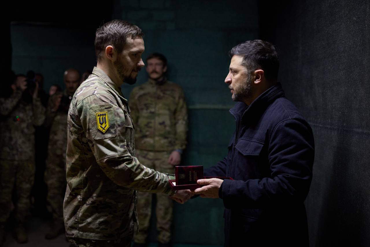 Зеленський прибув на передову і зустрівся з бійцями «Азову». Фото - фото 4