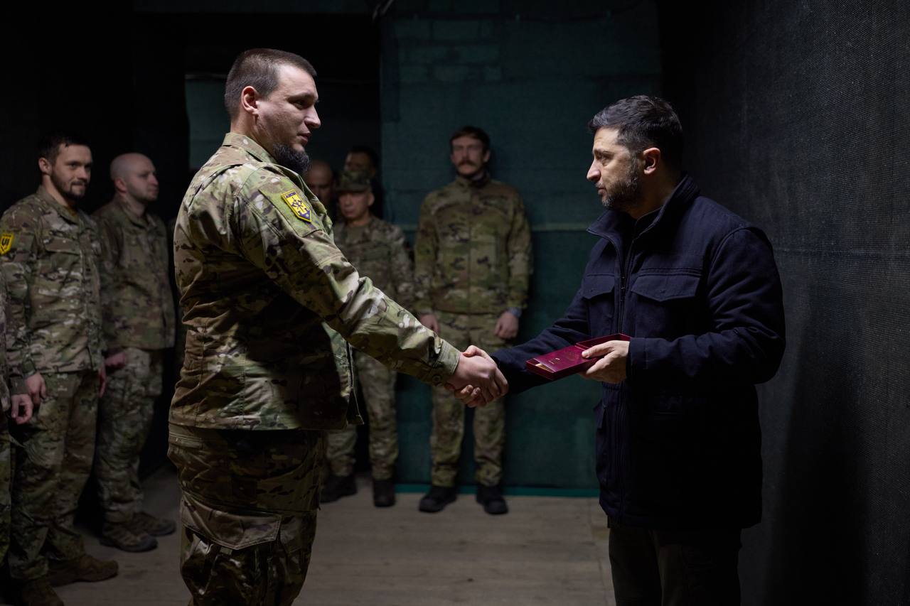 Зеленський прибув на передову і зустрівся з бійцями «Азову». Фото - фото 5
