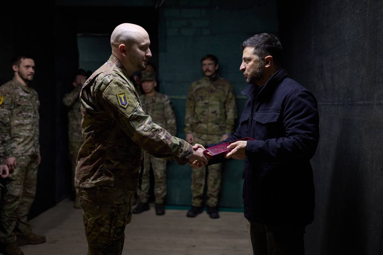 Зеленський прибув на передову і зустрівся з бійцями «Азову». Фото - фото 6