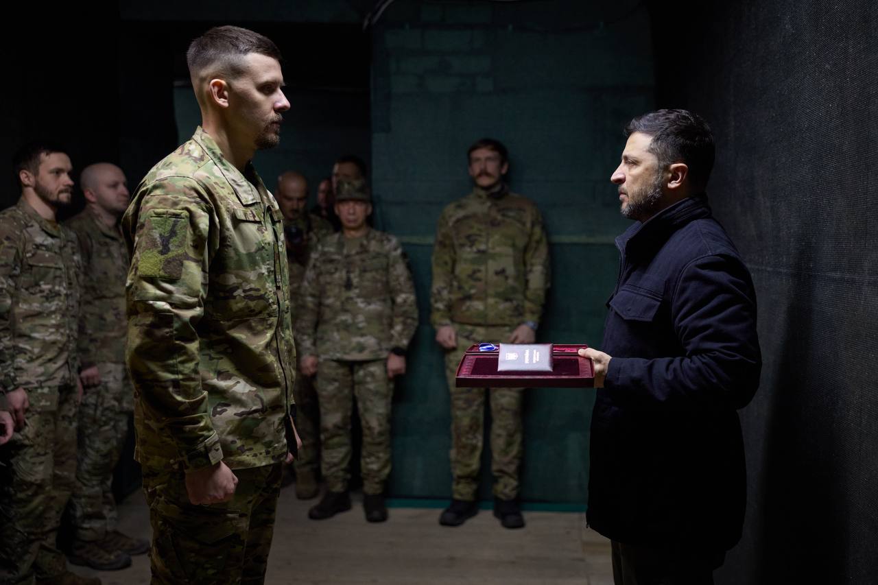 Зеленський прибув на передову і зустрівся з бійцями «Азову». Фото - фото 7