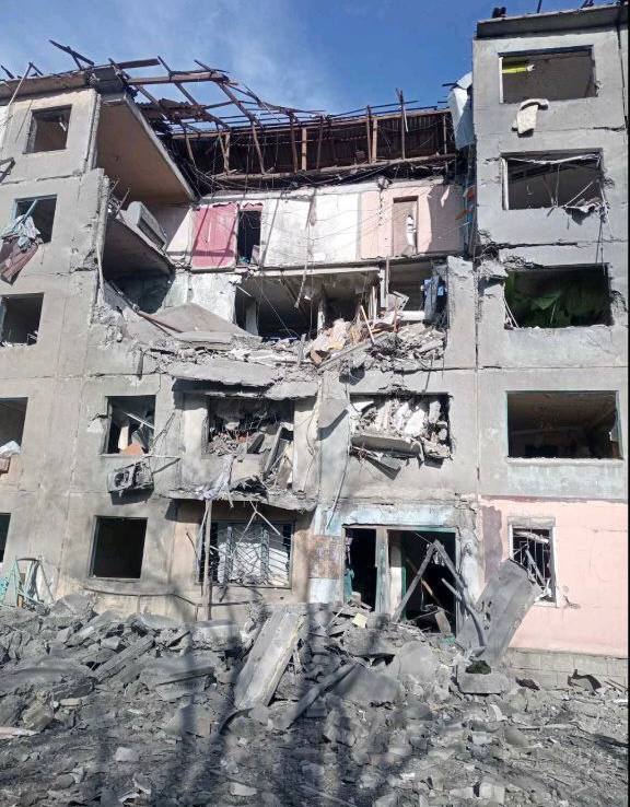 Чоловік опинився під завалами багатоповерхівки у Добропіллі - фото 2