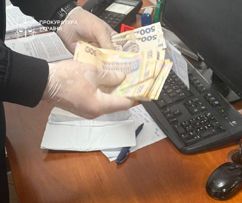 Посадовців Київської митниці затримали під час отримання хабаря за розмитнення авто