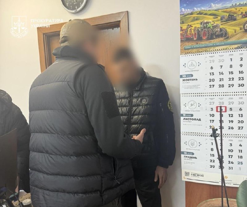 Посадовців Київської митниці затримали під час отримання хабаря за розмитнення авто - фото 2