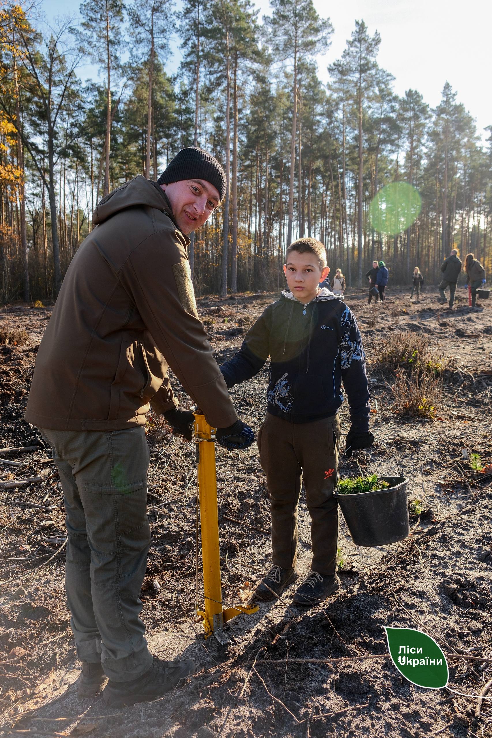 На Київщині висадили «Ліс памʼяті» на честь загиблих лісівників ДП «Ліси України» - фото 6