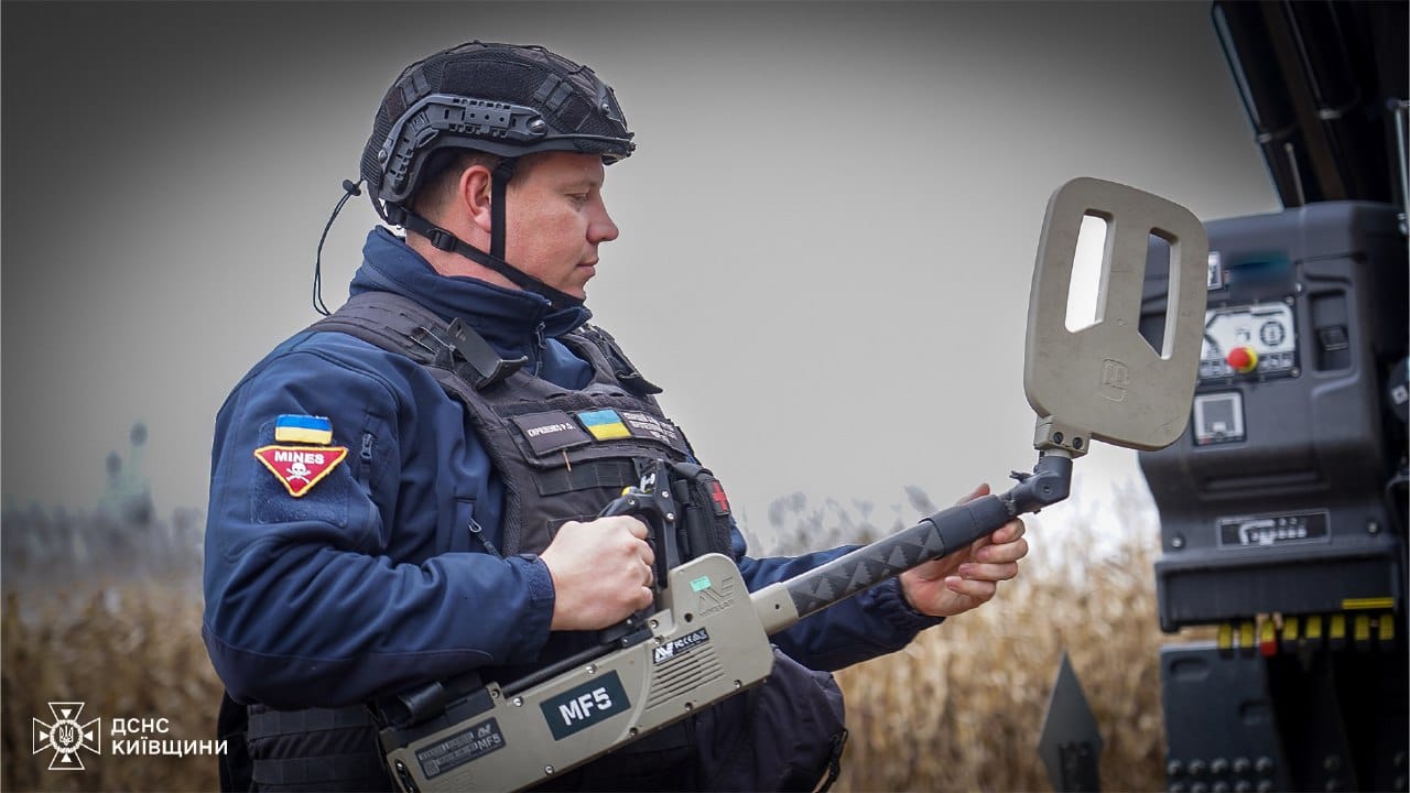Сапери ДСНС продовжують очищати території Київщини від вибухонебезпечних предметів