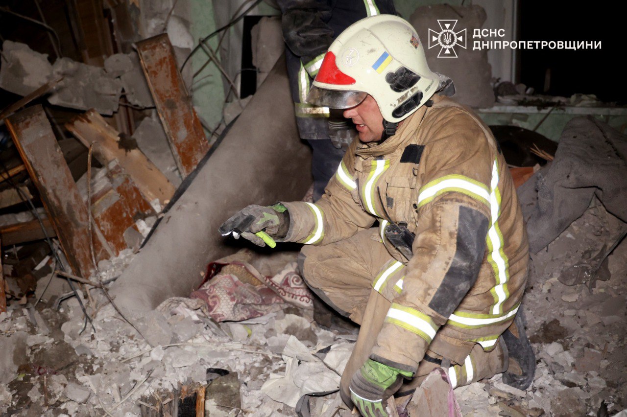 Удар по Кам’янському: під завалами виявили тіло чоловіка - фото 2