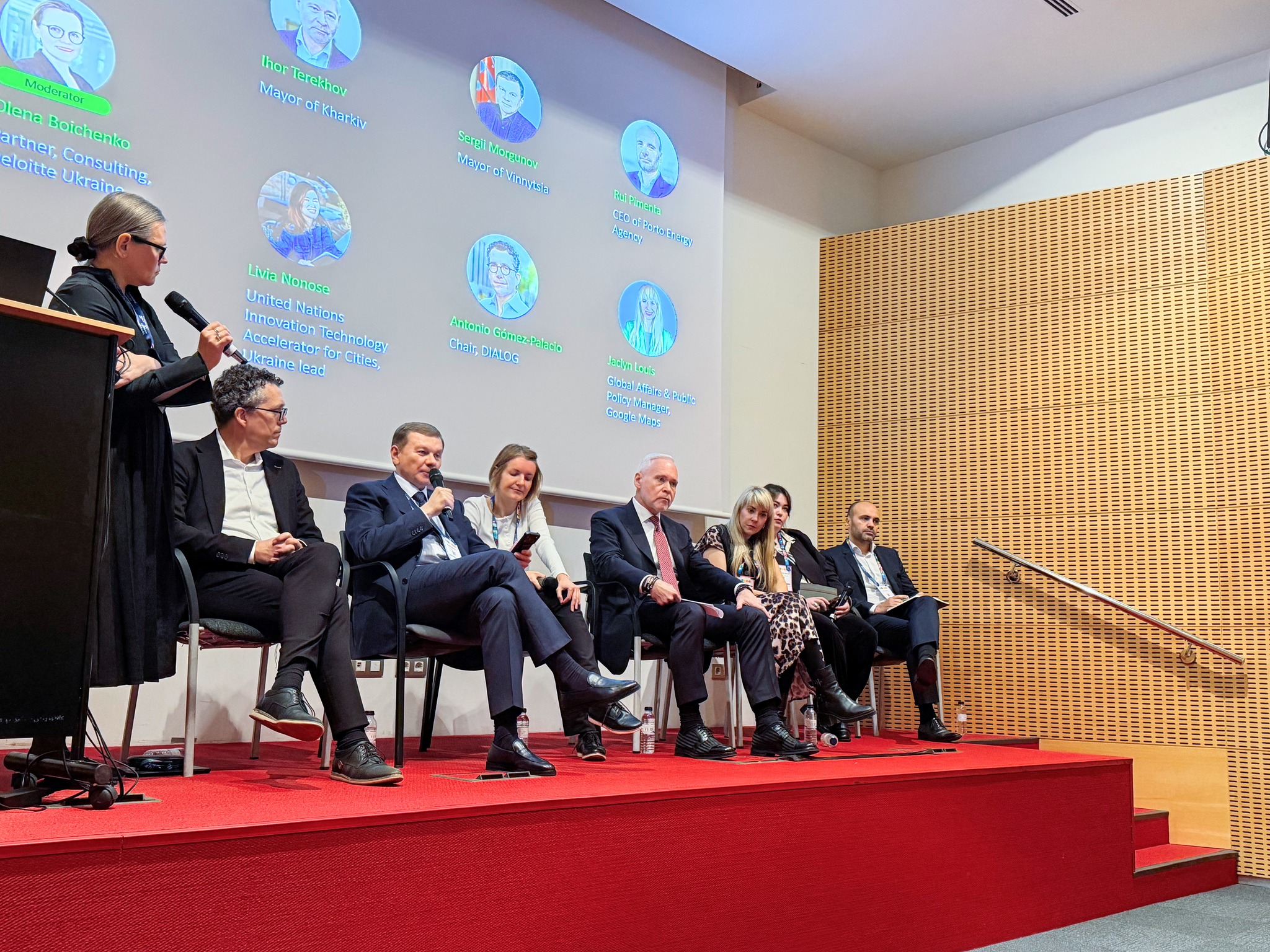Мери Вінниці й Харкова презентували досвід міст на Конгресі у Барселоні
