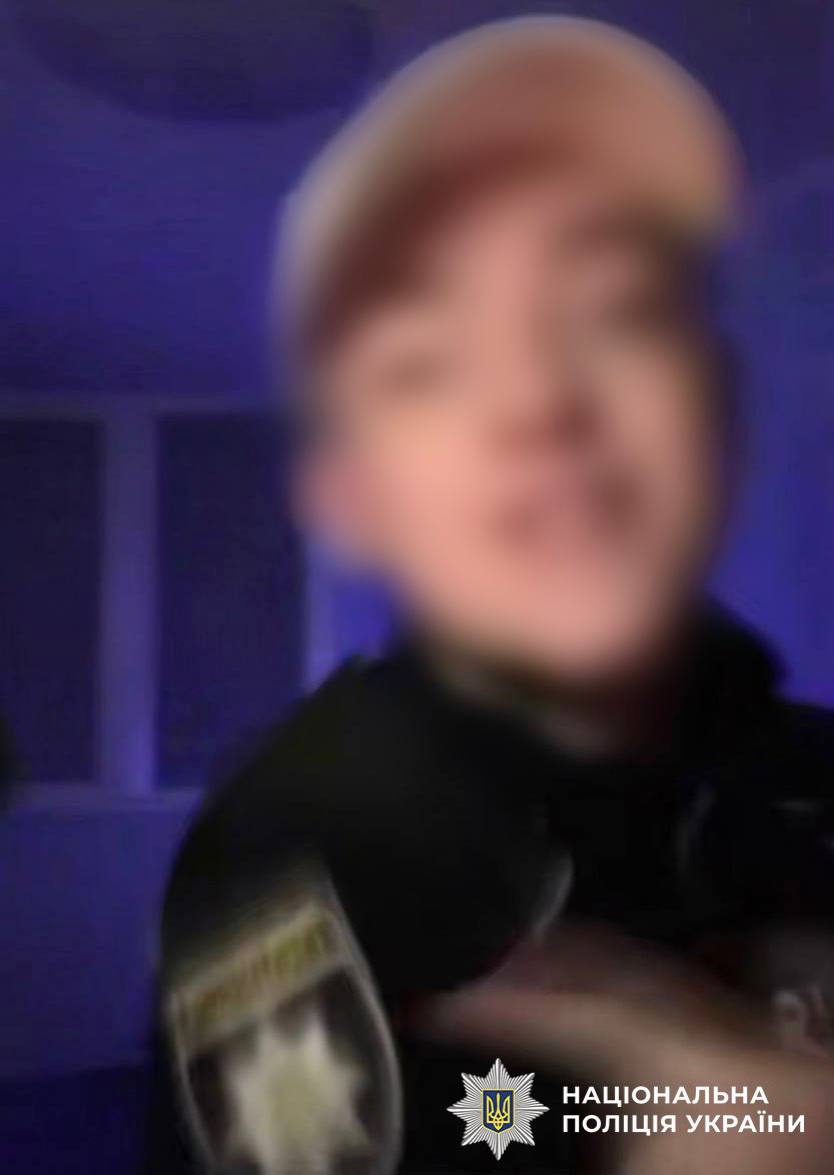 У Києві хлопець співав російські пісні у поліцейській формі