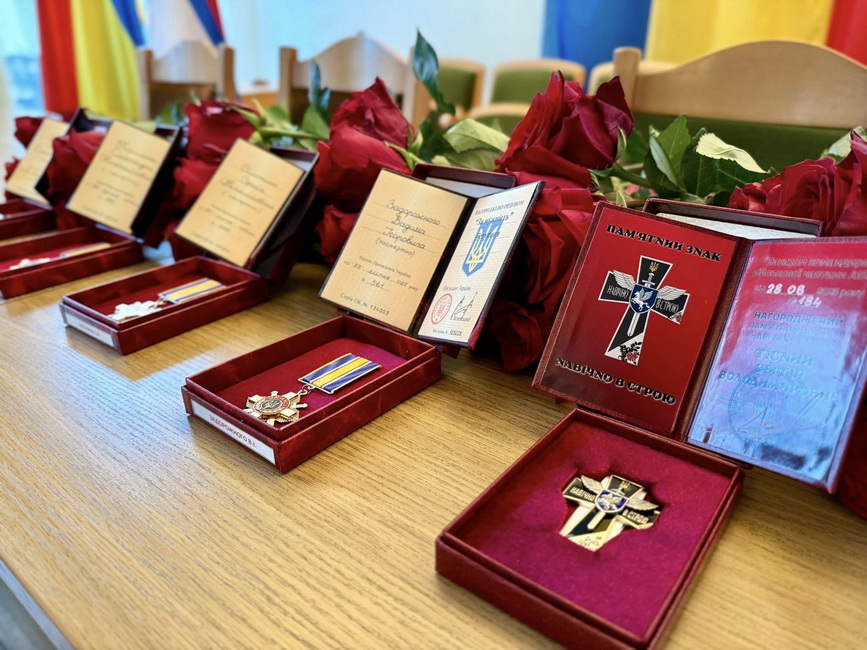 На Вінниччині передали родинам полеглих захисників військові відзнаки - фото 6