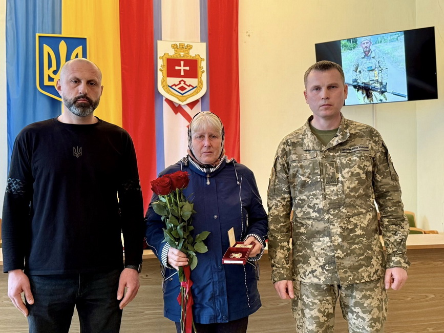 На Вінниччині передали родинам полеглих захисників військові відзнаки - фото 11