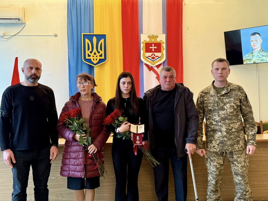 На Вінниччині передали родинам полеглих захисників військові відзнаки - фото 17