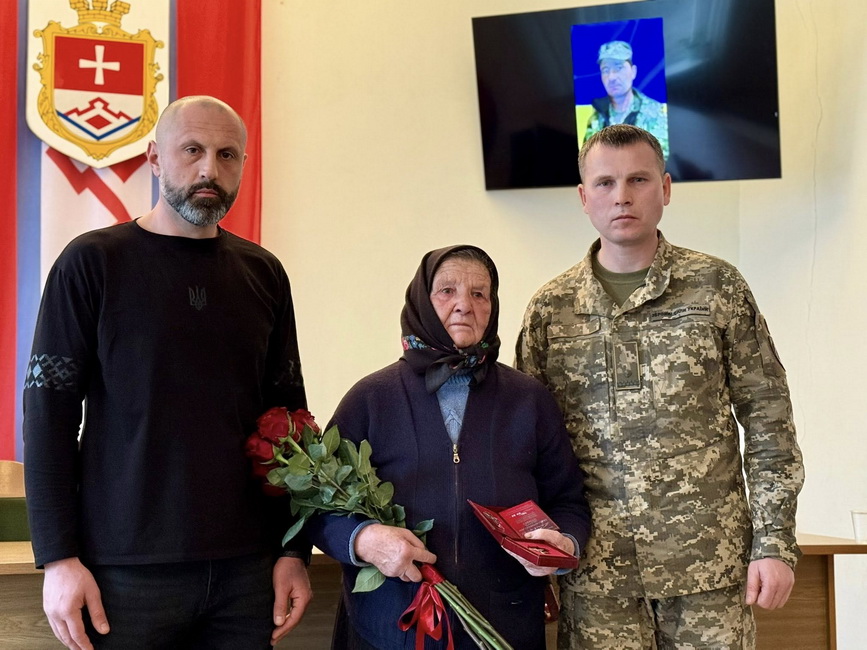 На Вінниччині передали родинам полеглих захисників військові відзнаки - фото 18