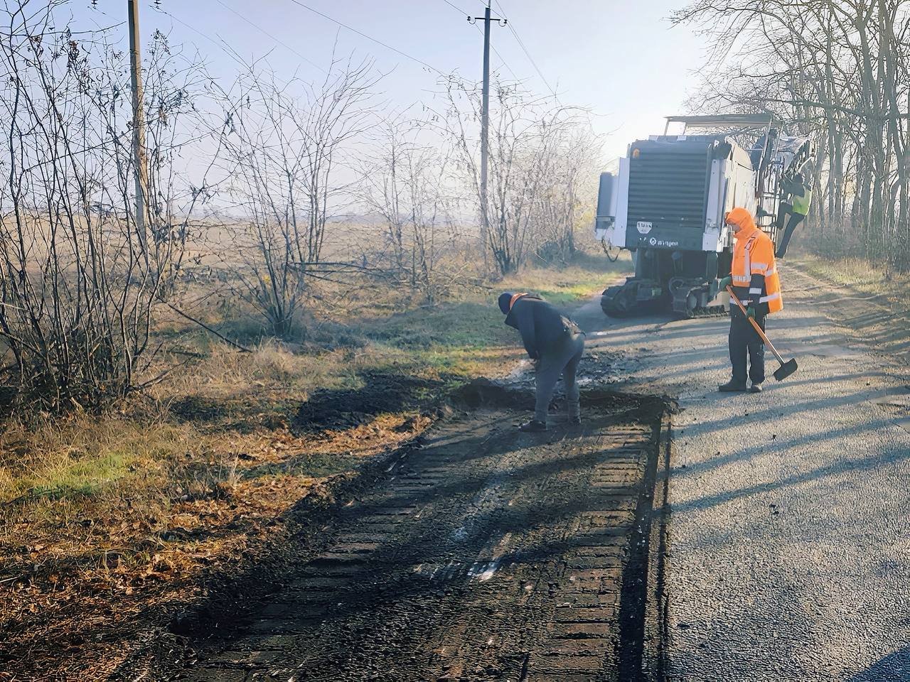 На Дніпропетровщині ремонтують дороги, важливі для військової логістики