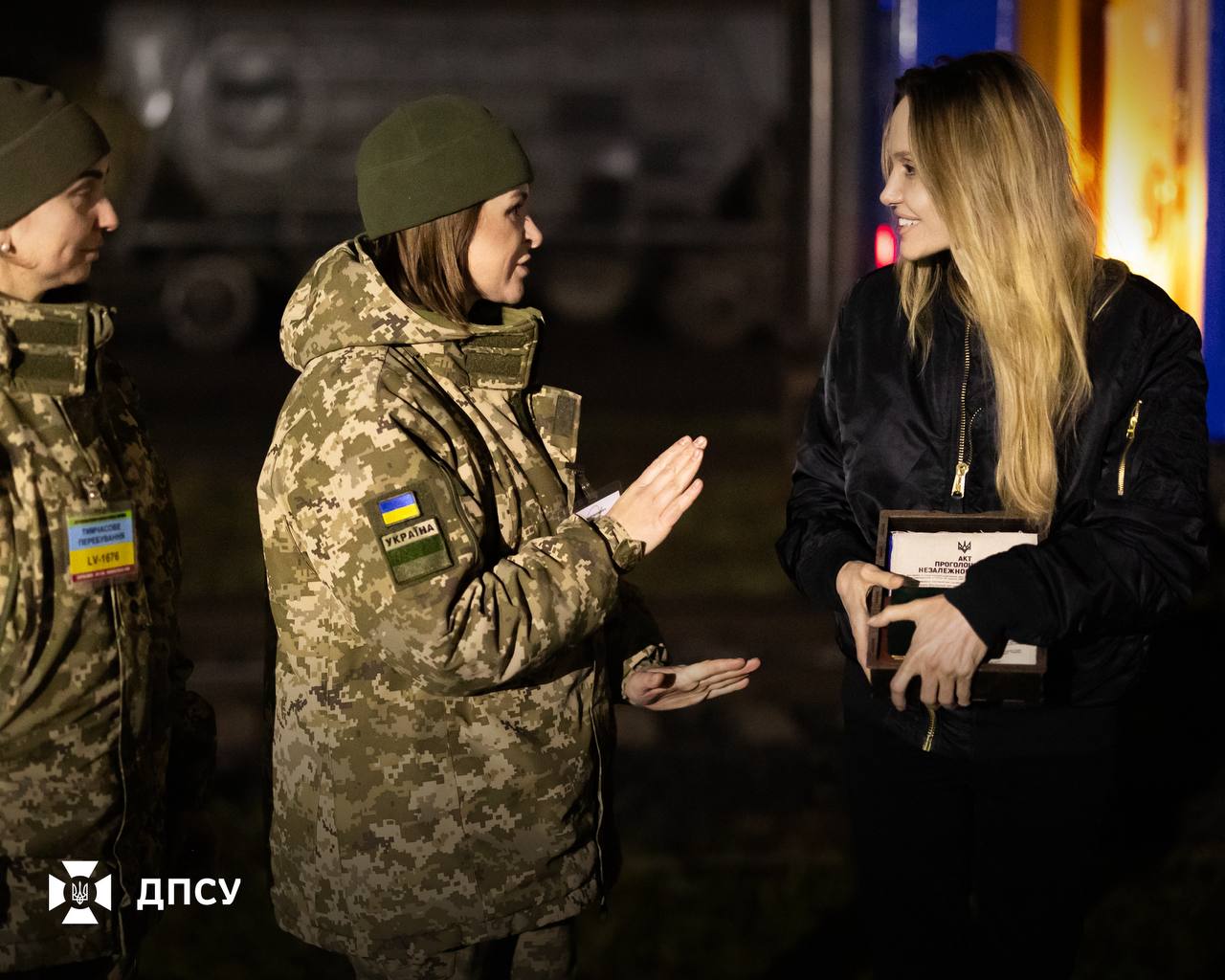 Українські прикордонники зробили подарунок Анджеліні Джолі