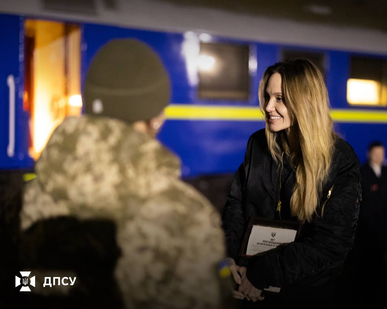 Українські прикордонники зробили подарунок Анджеліні Джолі - фото 2