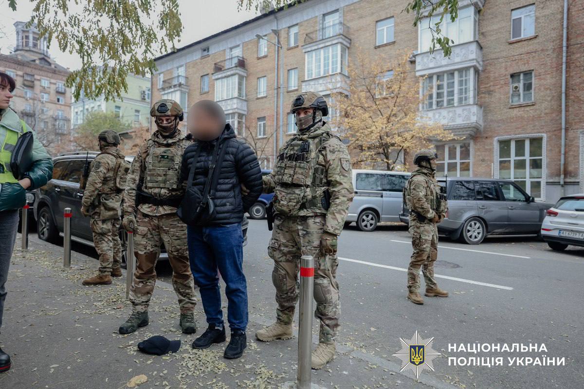 «Працевлаштовували» на керівні посади в Офісі Президента: поліція затримала групу шахраїв - фото 2