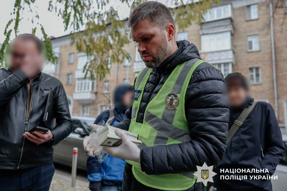 «Працевлаштовували» на керівні посади в Офісі Президента: поліція затримала групу шахраїв - фото 3