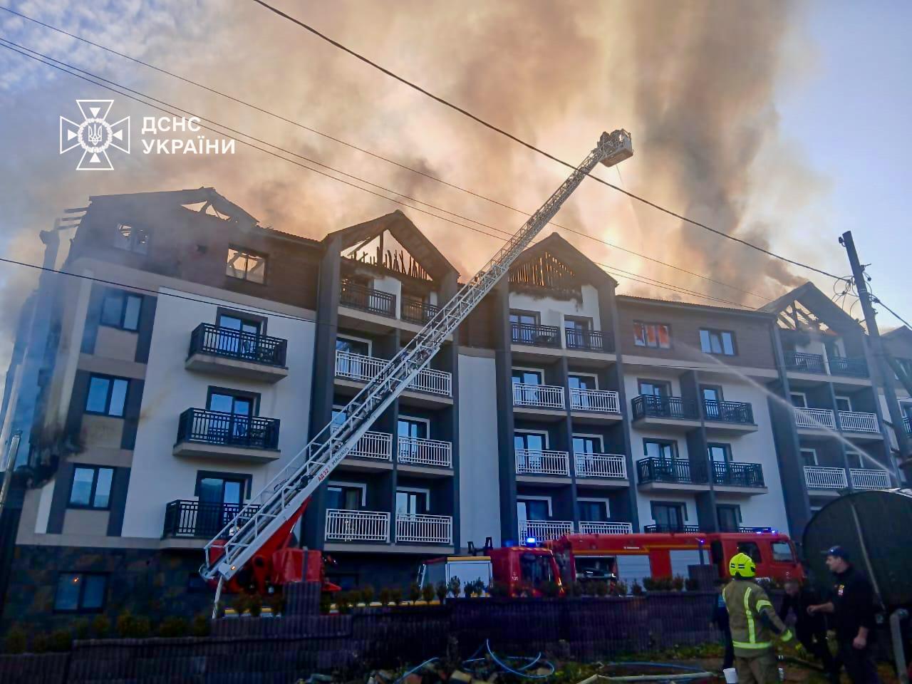 Горить готель у Буковелі