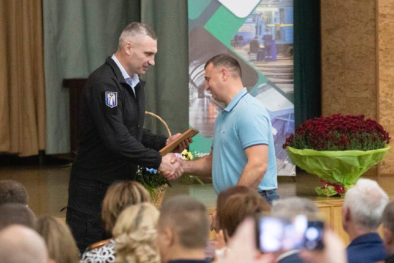 Кличко привітав колектив метрополітену та вручив працівникам відзнаки від столиці - фото 3