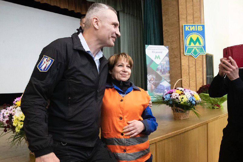 Кличко привітав колектив метрополітену та вручив працівникам відзнаки від столиці - фото 4