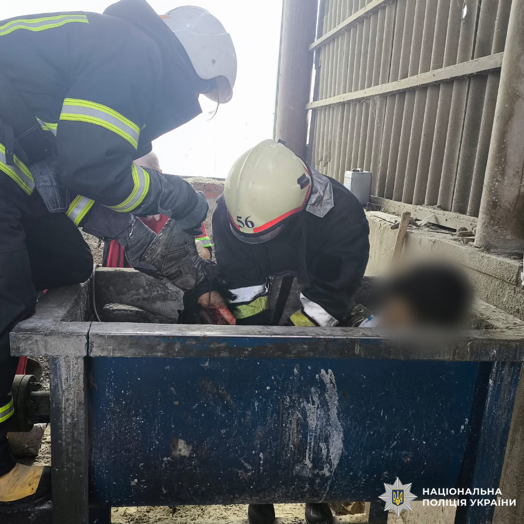 На Харківщині під час ремонту бетонозмішувача загинув 16-річний хлопець – двигун увімкнувся раптово