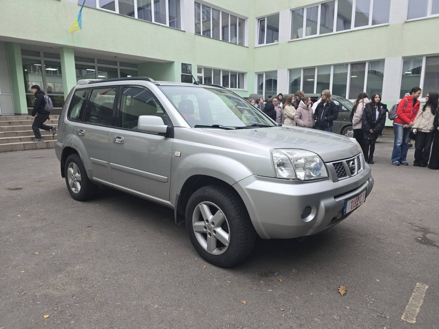 Вінницькі ліцеї передали військовим два позашляховики