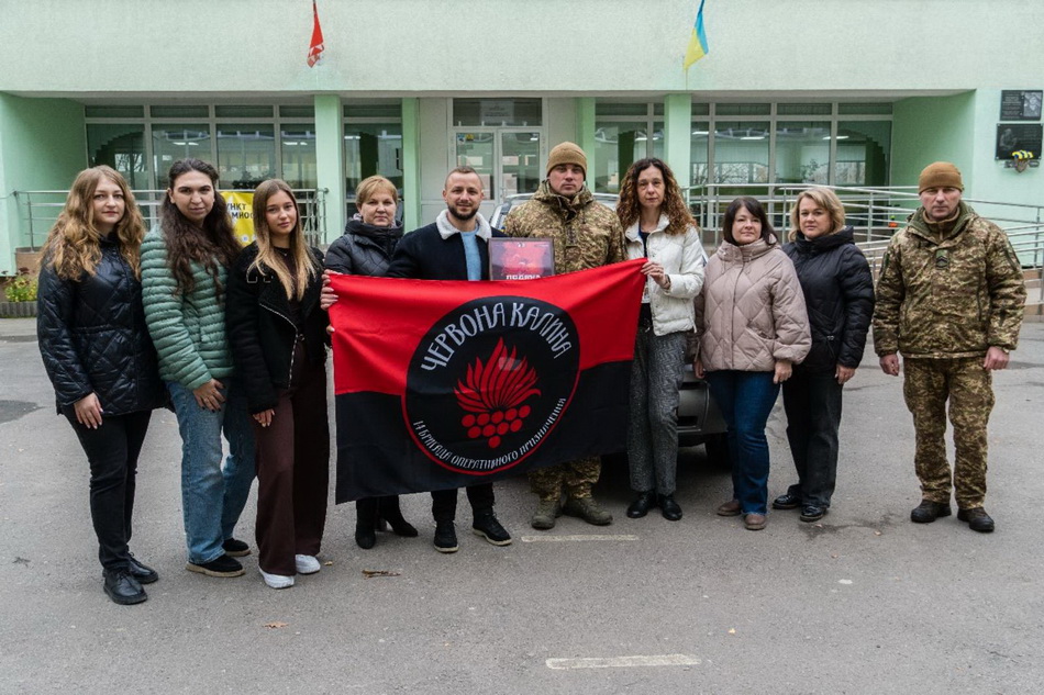 Вінницькі ліцеї передали військовим два позашляховики - фото 2