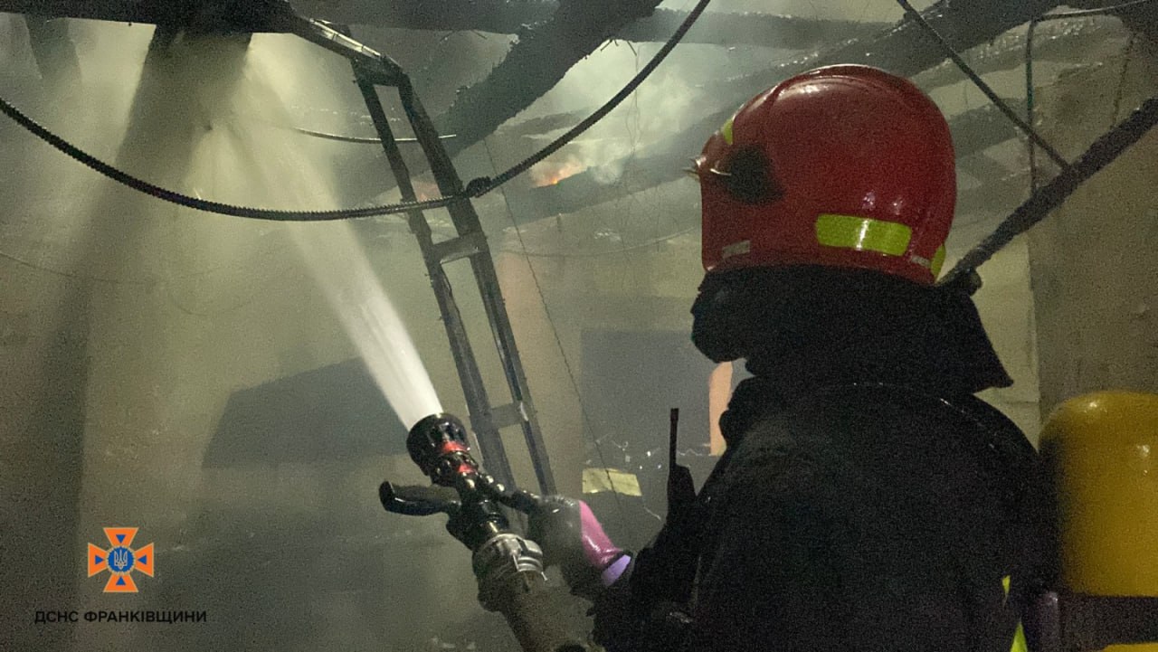 Горить готель у Буковелі