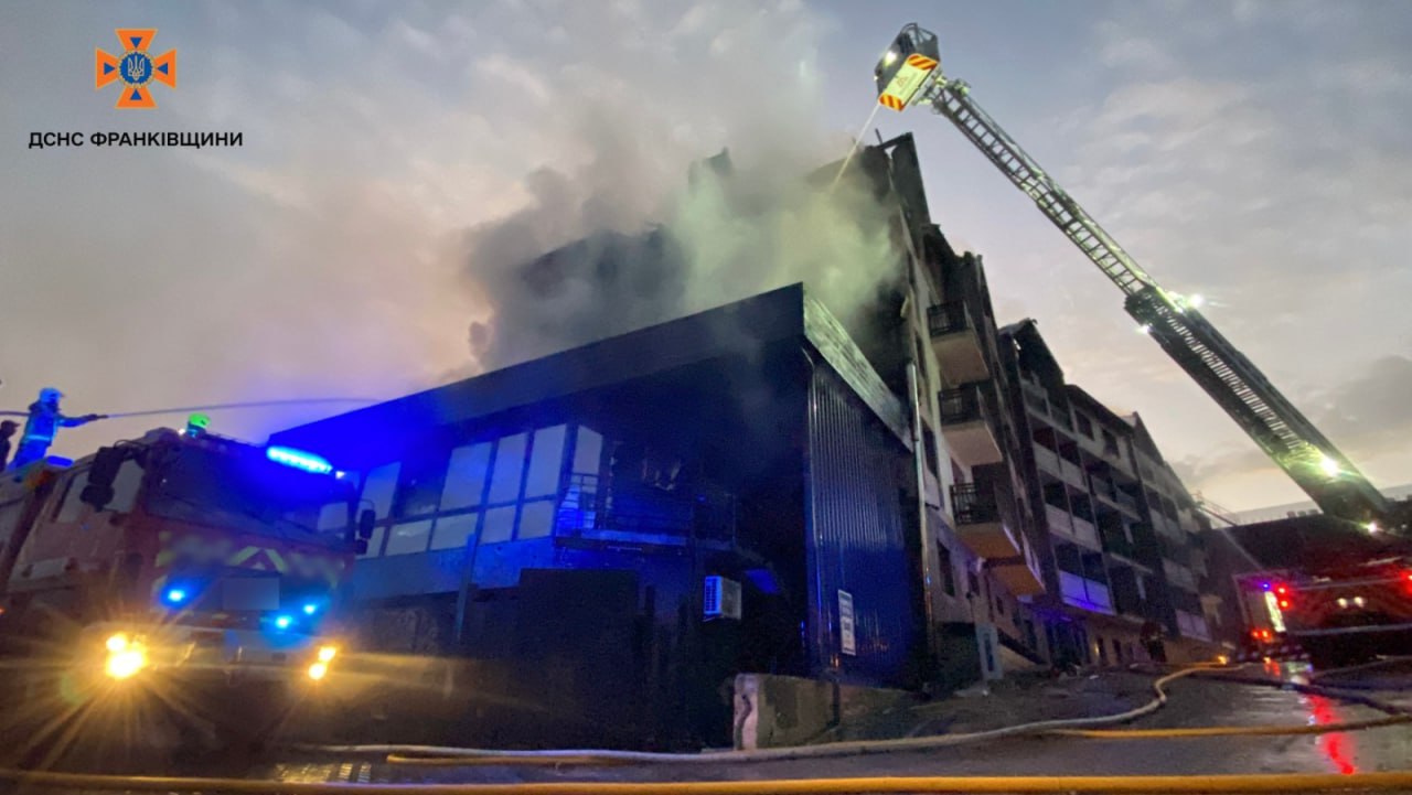 Горить готель у Буковелі - фото 3