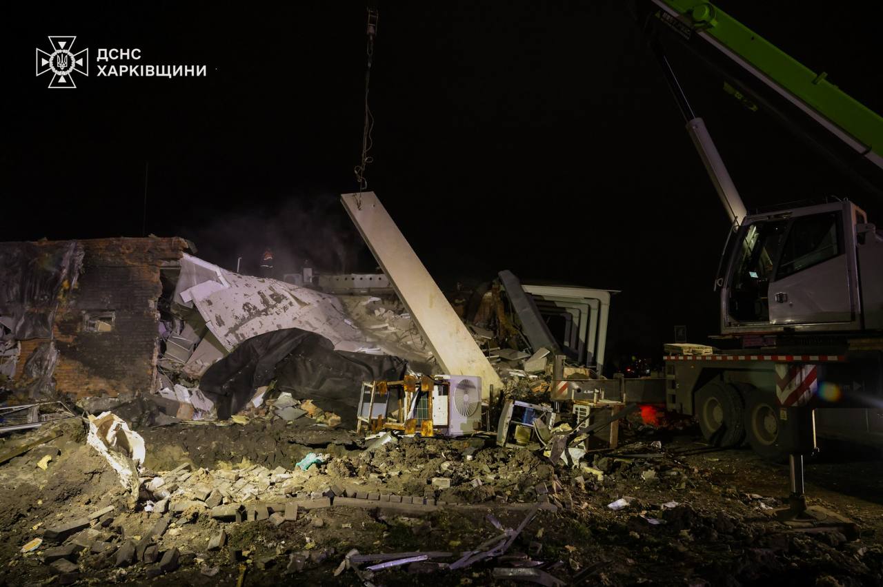 8 людей постраждали внаслідок авіаудару на Харківщині - фото 3