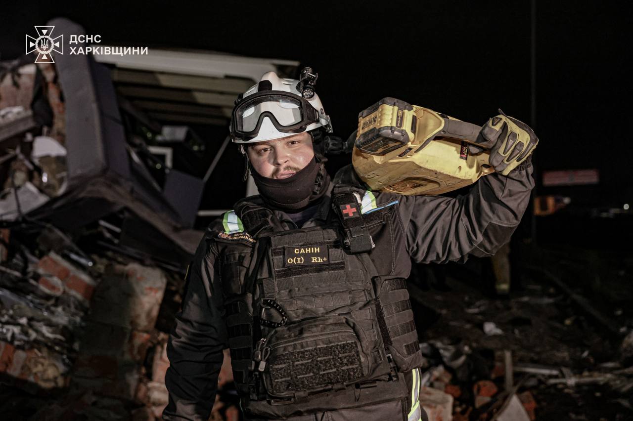 8 людей постраждали внаслідок авіаудару на Харківщині - фото 2