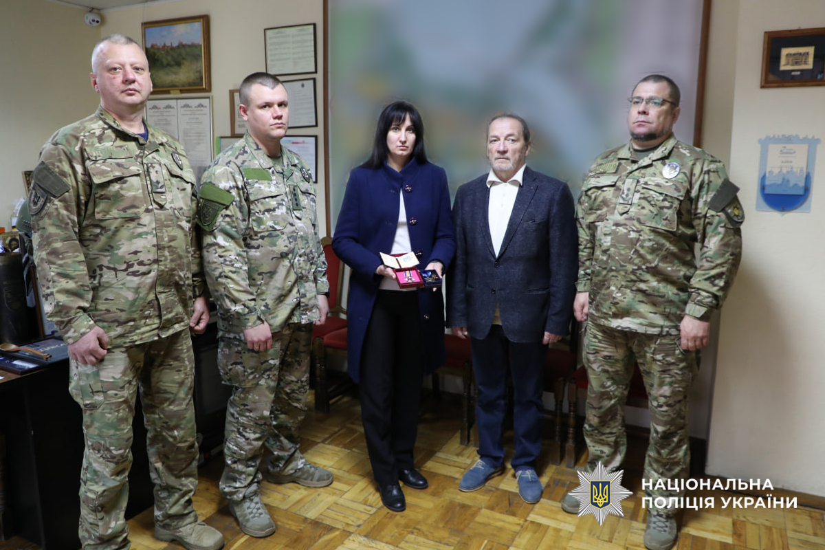 На Черкащині дружині загиблого поліцейського вручили відзнаку Головнокомандувача та орден - фото 2
