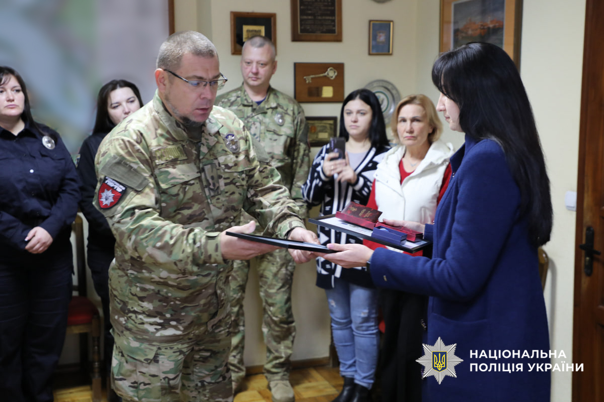 На Черкащині дружині загиблого поліцейського вручили відзнаку Головнокомандувача та орден - фото 3