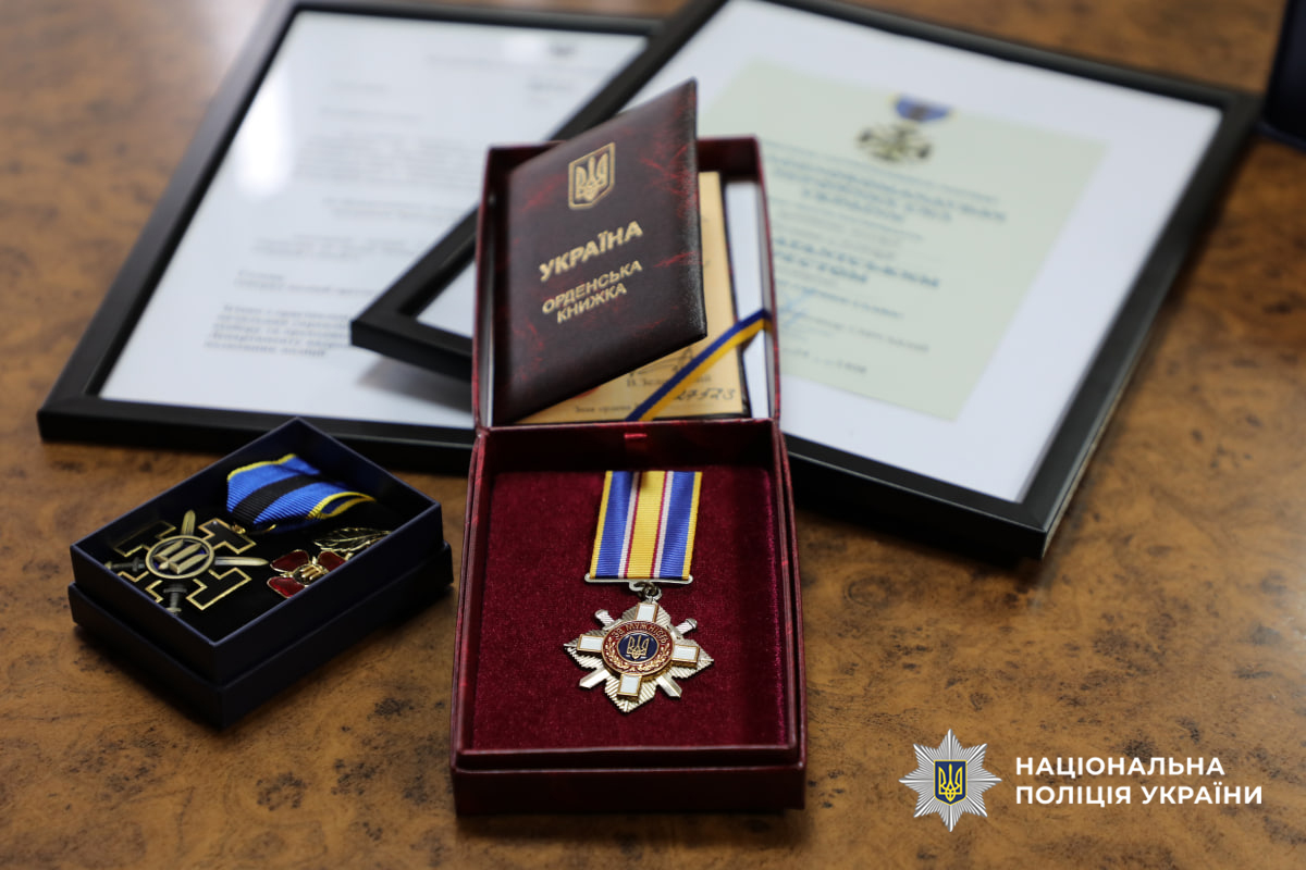 На Черкащині дружині загиблого поліцейського вручили відзнаку Головнокомандувача та орден - фото 4