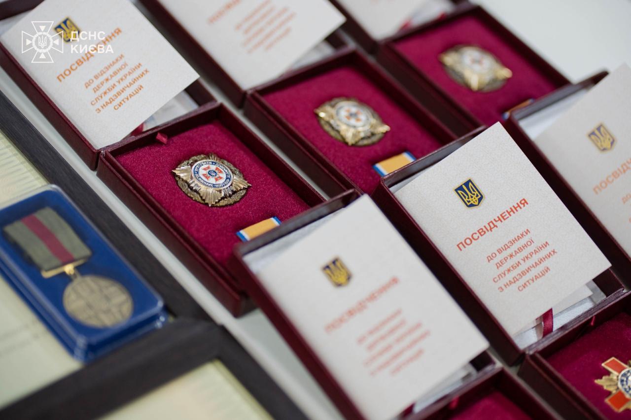 Рятувальникам і пілотам, які ліквідовували наслідки ударів по Києву вручили нагороди